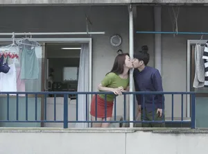 Tiếng rên của chị cạnh bên nhà đối diện và cậu thanh niên được lái máy bay