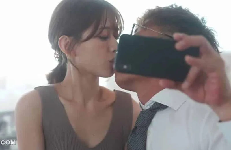 Thấy vợ hơi lạ, chồng yêu xem điện thoại cô vợ và thấy cảnh xxx với cấp trên của mình